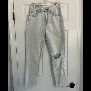 American Eagle Mom Jean Women’s Size 6, Straight Leg, Light Distressed Wash